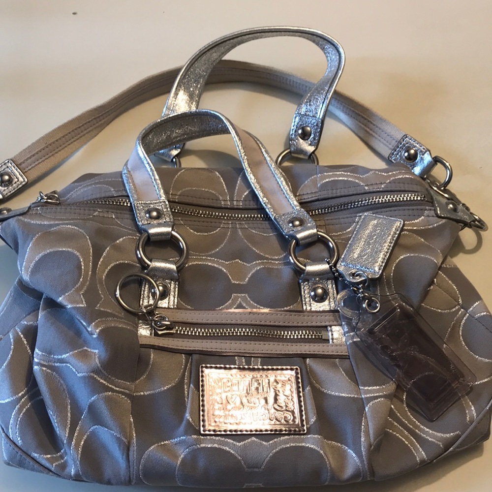 Coach bag like new. Outside zipper pocket.
